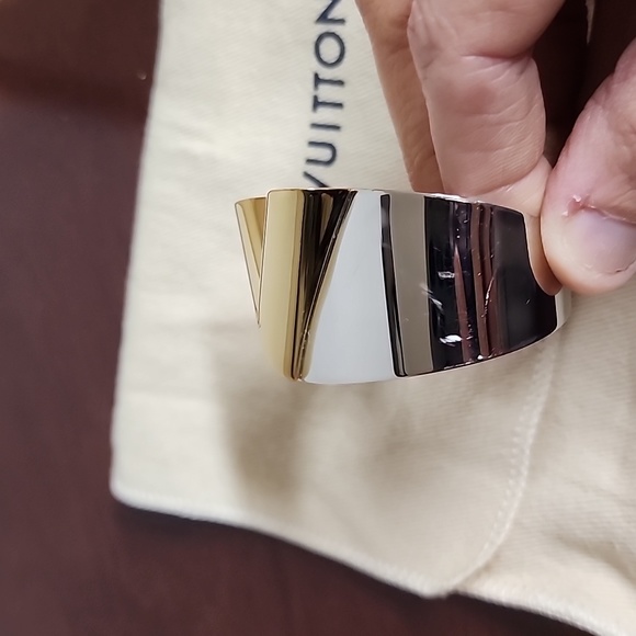 Louis Vuitton Essential V limited edition employee cuff bracelet - Picture 11 of 15